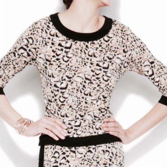 VINCE CAMUTO Leopard Printed Top - Picture 1 of 6